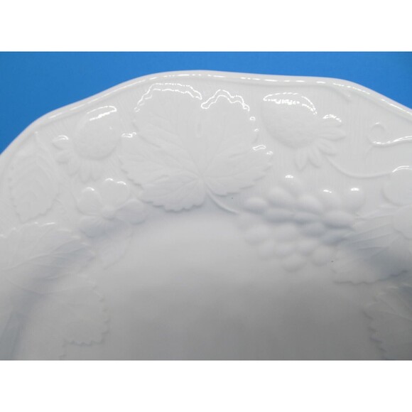 Wedgwood Strawberry and Vine 11" Dinner Plate - Picture 4 of 10